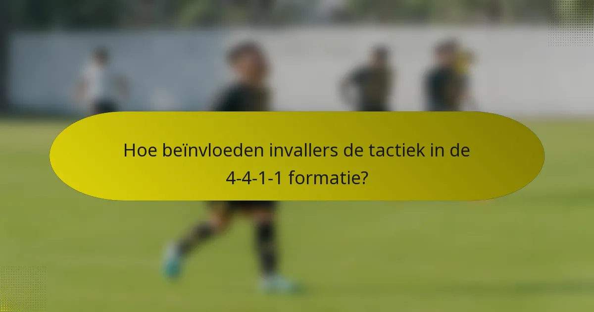 Hoe beïnvloeden invallers de tactiek in de 4-4-1-1 formatie?