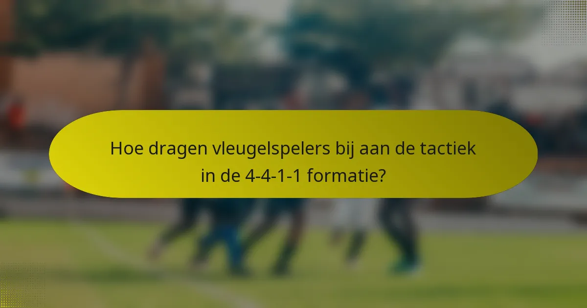 Hoe dragen vleugelspelers bij aan de tactiek in de 4-4-1-1 formatie?
