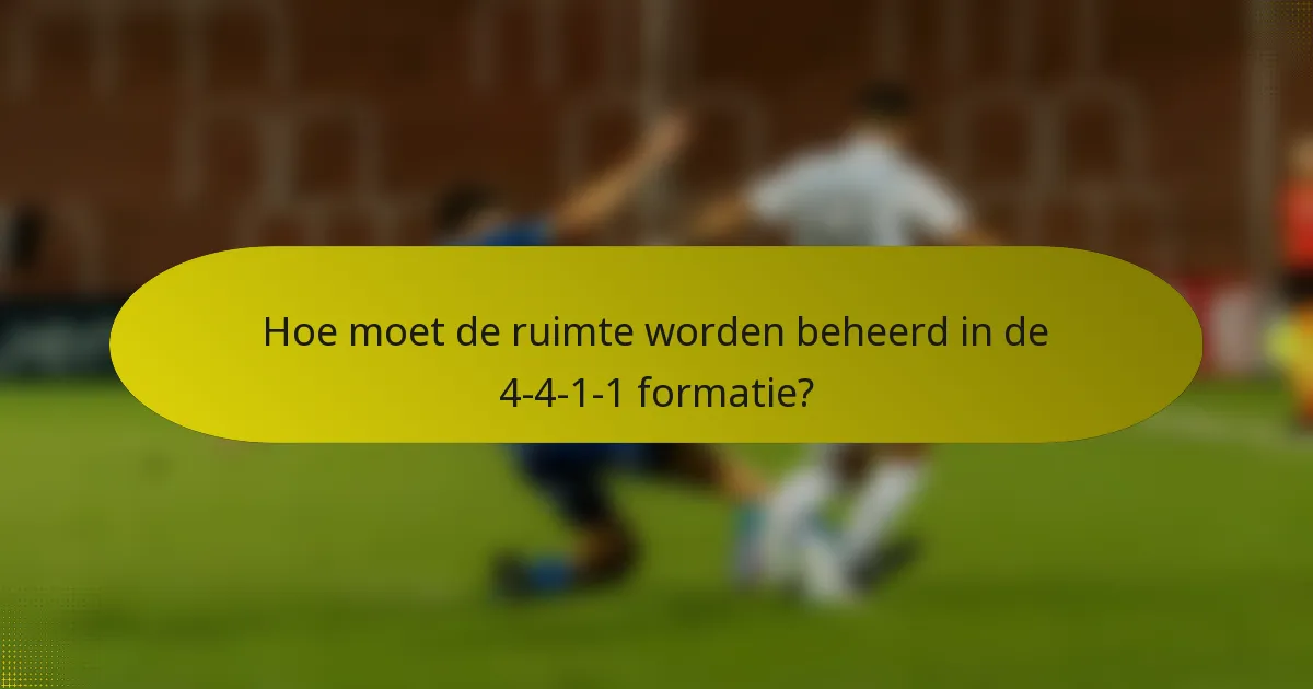 Hoe moet de ruimte worden beheerd in de 4-4-1-1 formatie?