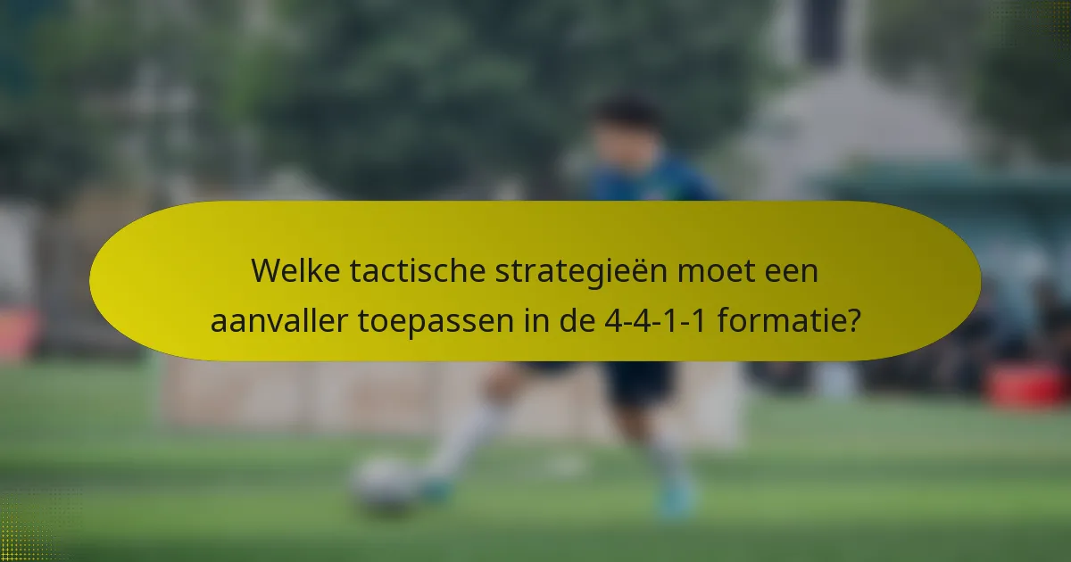 Welke tactische strategieën moet een aanvaller toepassen in de 4-4-1-1 formatie?